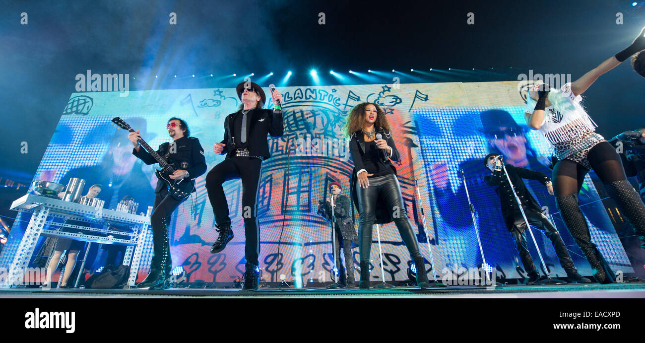 Berlin, Allemagne. Nov 9, 2014. La chanteuse allemande Udo Lindenberg se produit avec son groupe sur scène lors de la célébration à l'occasion du 25e anniversaire de la chute du Mur de Berlin, en face de la porte de Brandebourg à Berlin, Allemagne, 9 novembre 2014. De nombreuses manifestations ont lieu à Berlin pour commémorer le 25e anniversaire de la chute du Mur de Berlin. Photo : Bernd von Jutrczenka/dpa/Alamy Live News Banque D'Images