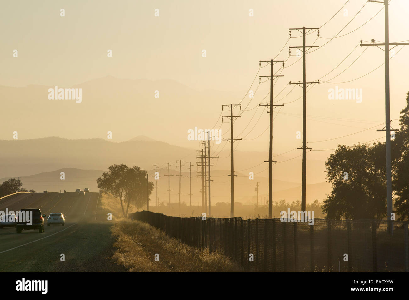 La mauvaise qualité de l'air causés par la poussière de la sécheresse actuelle près de Bakersfield, Californie, USA. À la suite d'une sécheresse sans précédent de quatre ans, Bakersfield est maintenant le plus sec des villes des USA. La plupart de la Californie est en sécheresse exceptionnelle, le plus haut niveau de classification de la sécheresse. 428 000 hectares de terres agricoles ont été retirées de la production en raison du manque d'eau, des milliers de travailleurs agricoles ont perdu leur emploi et un tiers de tous les enfants en Californie se couchent. Banque D'Images