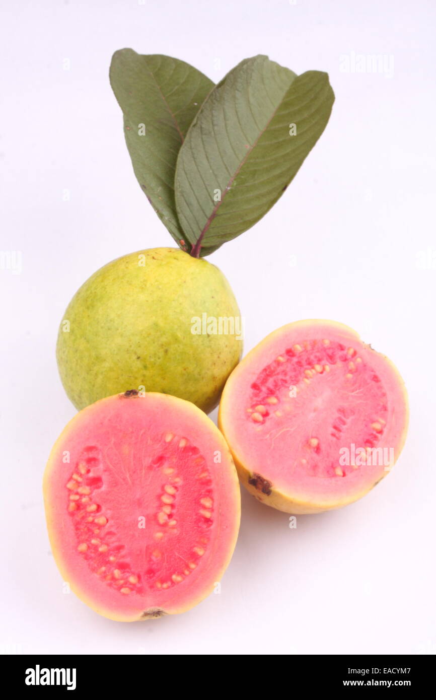 Produits frais bio fruits goyave mûre.tranches de goyave Banque D'Images