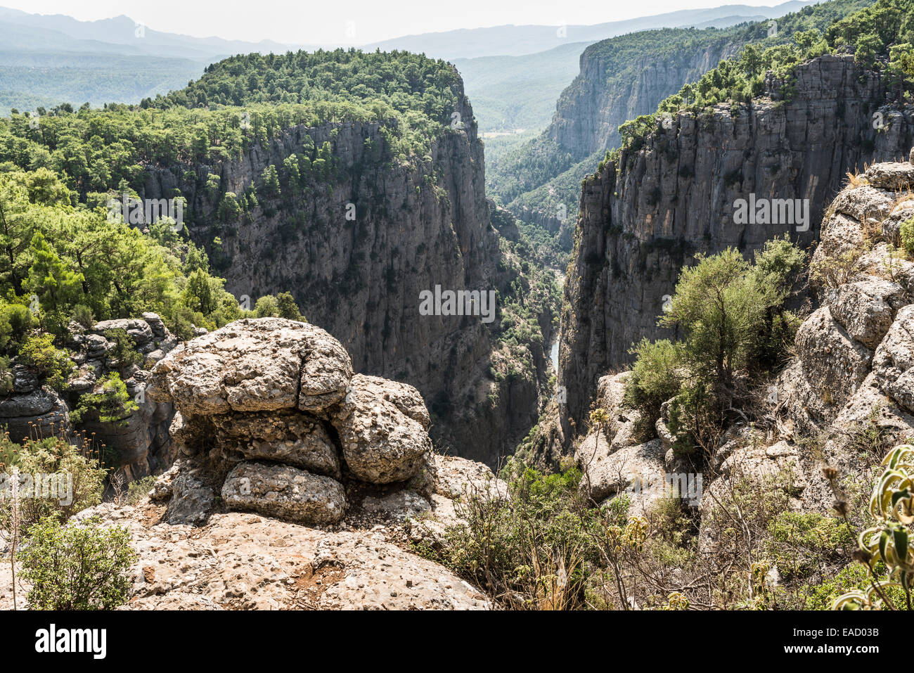 Köprülü Canyon National Park, à 400 m de profondeur avec canyon river Rivière Köprüçay, Taurus, Gaziler, Antalya Province, Turkey Banque D'Images