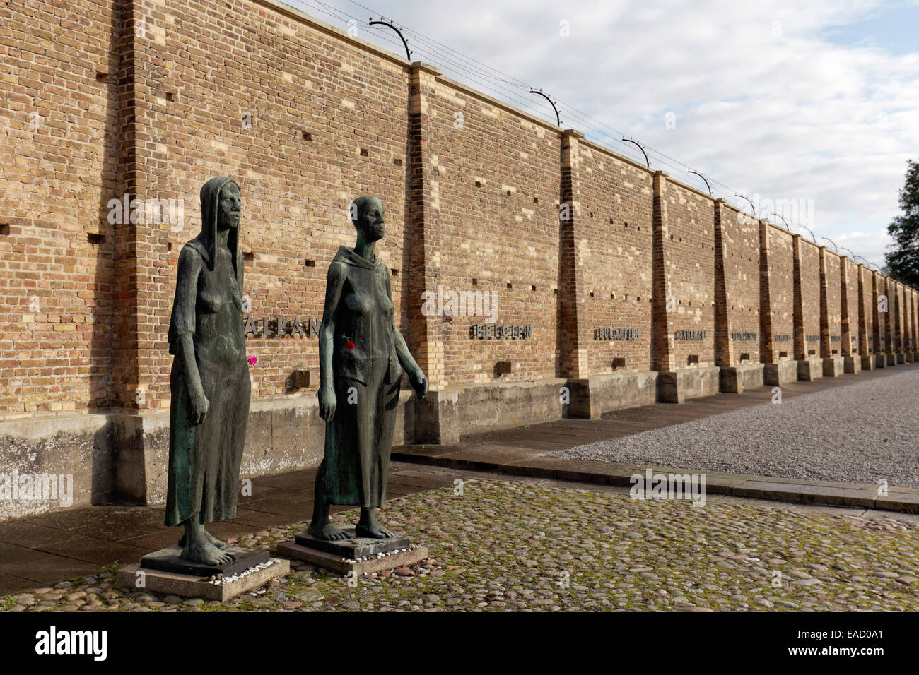 Sculptures de femmes devant le mur des nations, Ravensbrück Memorial National, l'ancien camp de concentration de femmes Banque D'Images