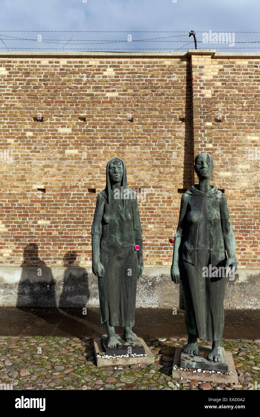 Sculptures de femmes devant le mur des nations, Ravensbrück Memorial National, l'ancien camp de concentration de femmes Banque D'Images