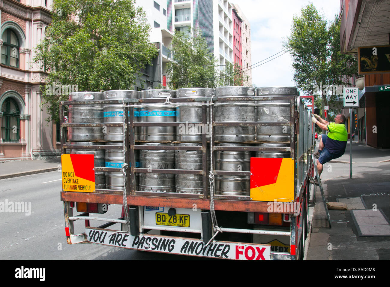 Camion De marque Fox la livraison de la bière à un chippendale pub à Sydney, Australie Banque D'Images