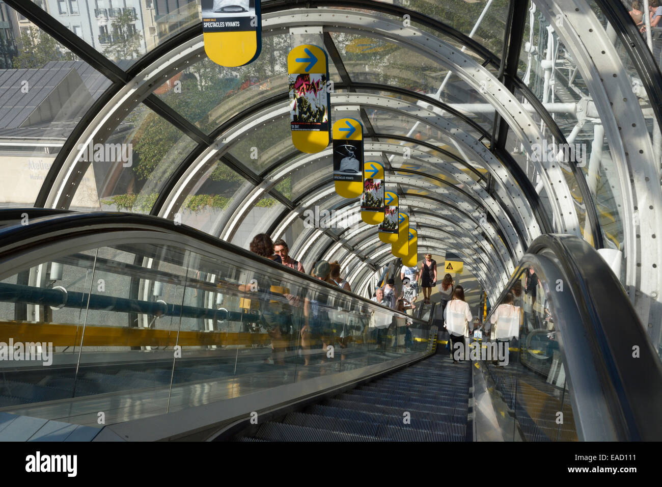 Les tubes de transport avec des escaliers mécaniques au Centre Pompidou, Paris, Île-de-France, France Banque D'Images