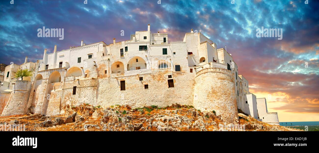 La colline fortifiée médiévale ville d''Ostuni, 'La Città Bianca', 'la Ville Blanche', Ostuni, Pouilles, Italie Banque D'Images