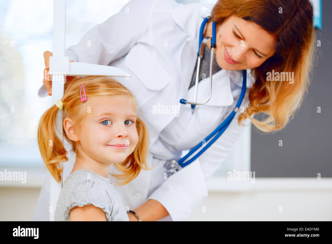 Doctor hauteur d'une jeune fille rousse mignon. Banque D'Images