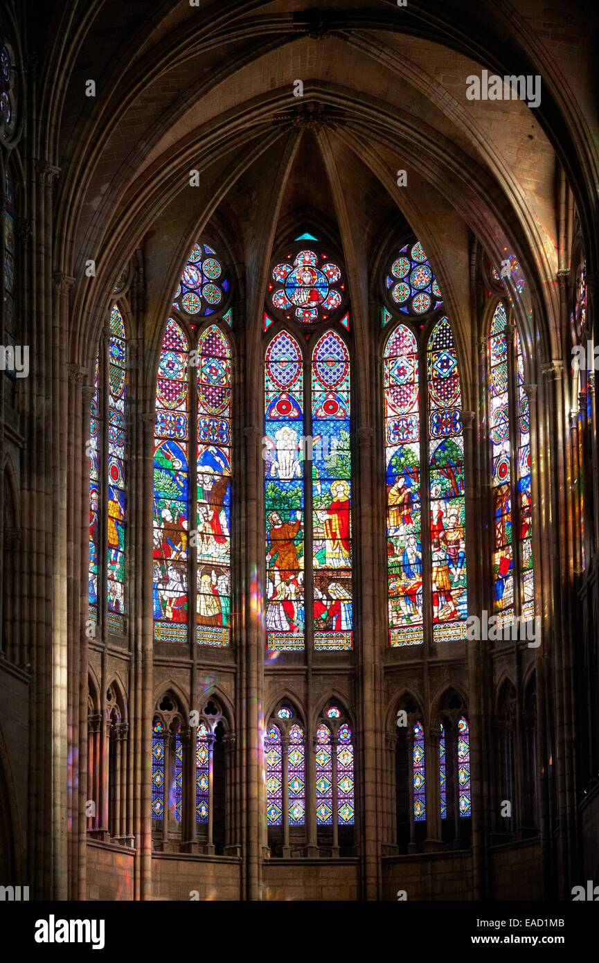 Des vitraux représentant des scènes du martyre de saint Denis, basilique cathédrale de saint denis Banque D'Images