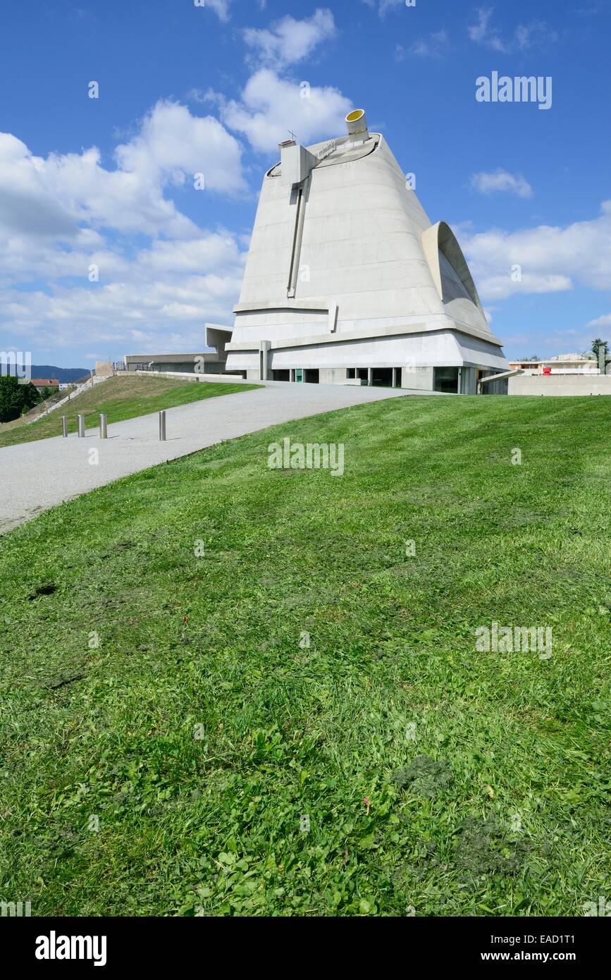 L'église Saint Pierre, conçu par l'architecte Le Corbusier, Firminy, Rhône-Alpes, France Banque D'Images