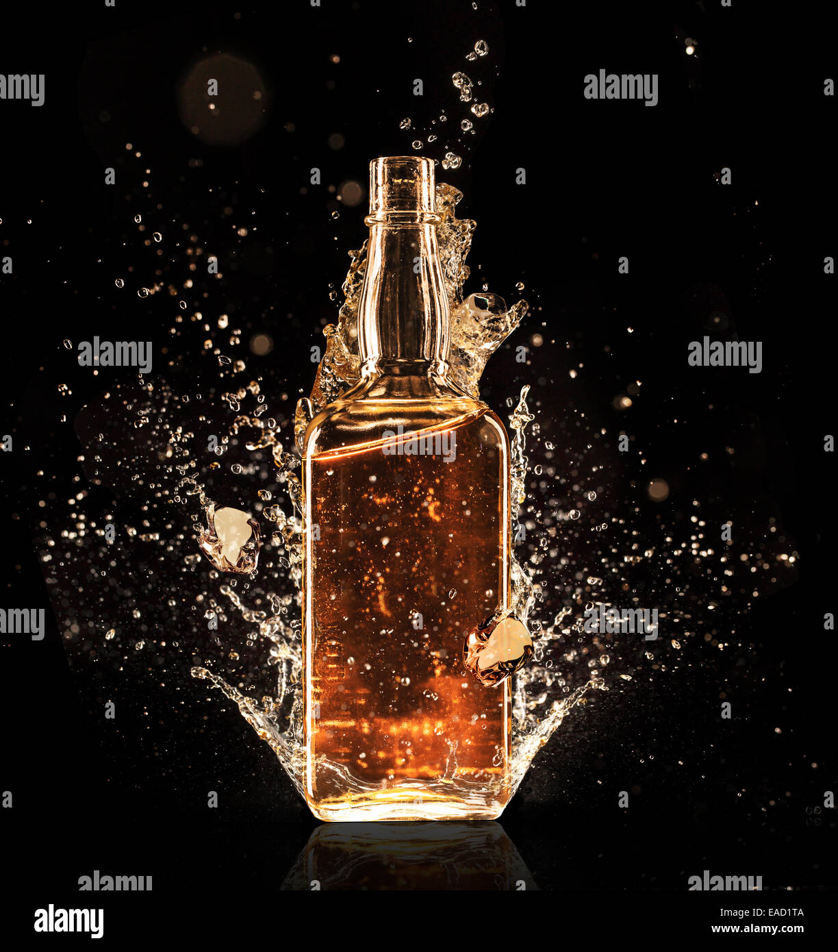 Shot de whiskey isolé avec splash sur fond noir Banque D'Images