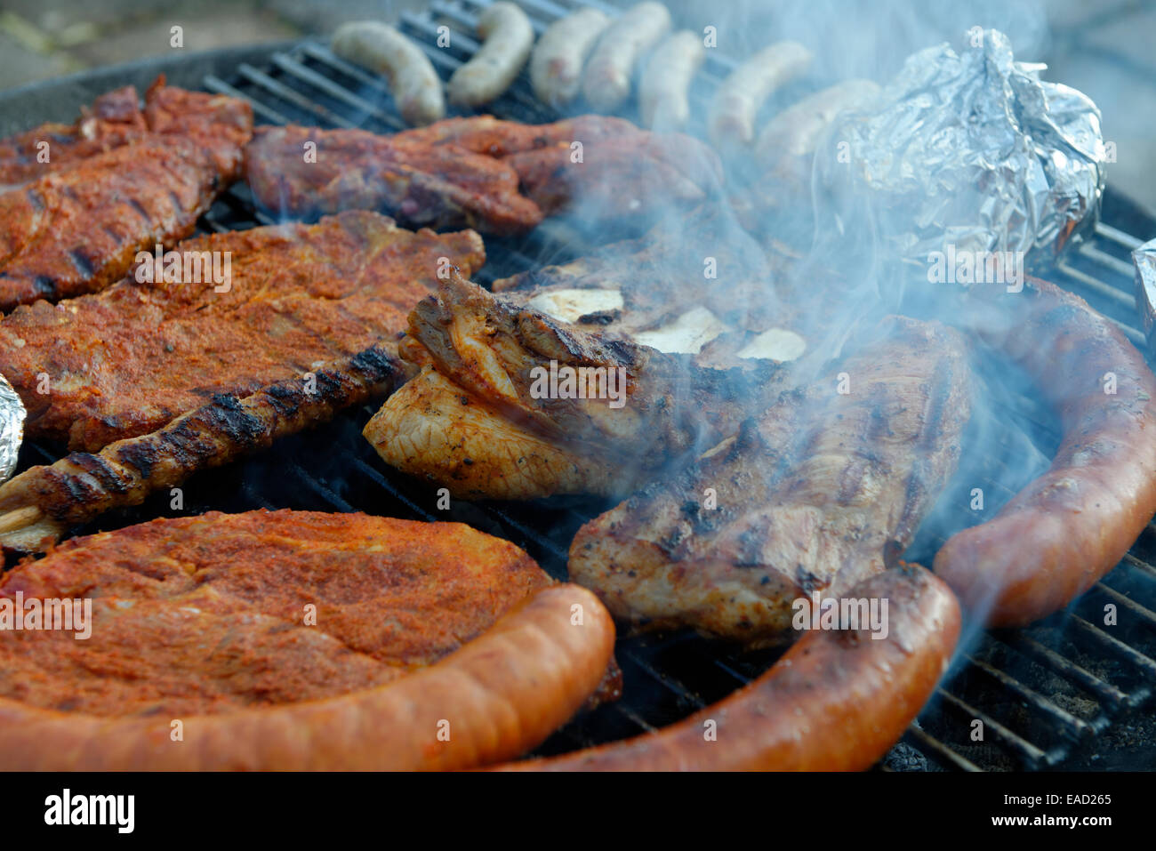 La viande barbecue, côtes levées et les saucisses sur une grille, barbecue Banque D'Images