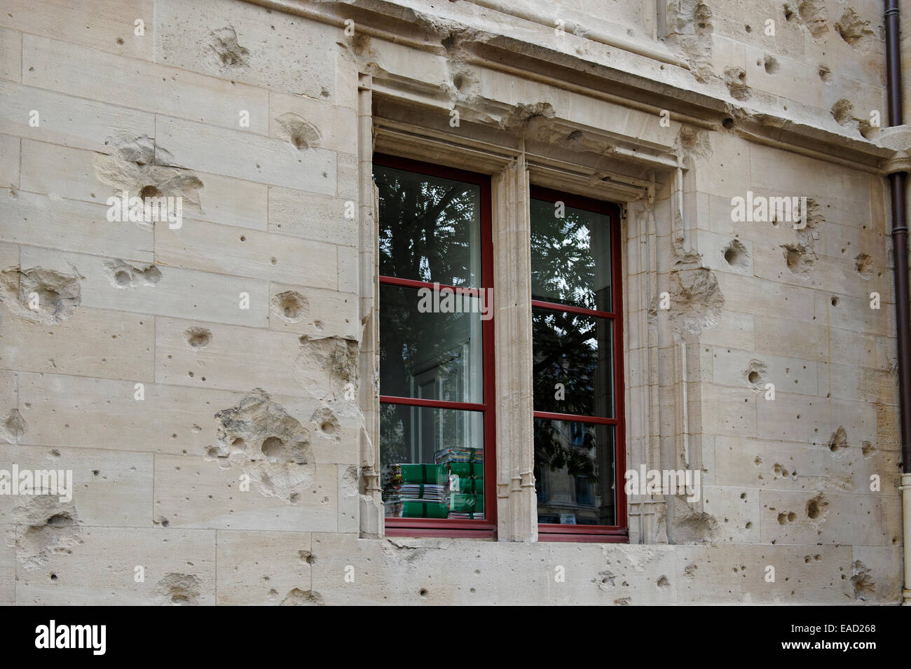 Trous de balle de l'Artillerie de la Seconde Guerre mondiale, sur la façade du palais de justice, Rouen, département Seine-Maritime Banque D'Images