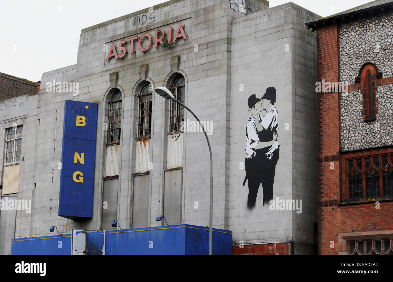 L'abandon de l'Astoria theatre fermé à Brighton qui a une grande copie de la célèbre murale Banksy Le Kissing Coppers Banque D'Images