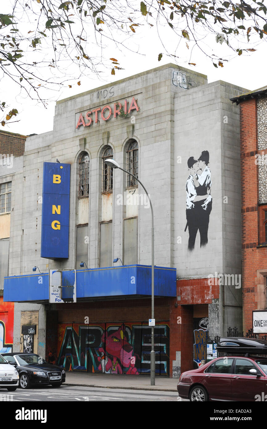 L'abandon de l'Astoria theatre fermé à Brighton qui a une grande copie de la célèbre murale Banksy Le Kissing Coppers Banque D'Images