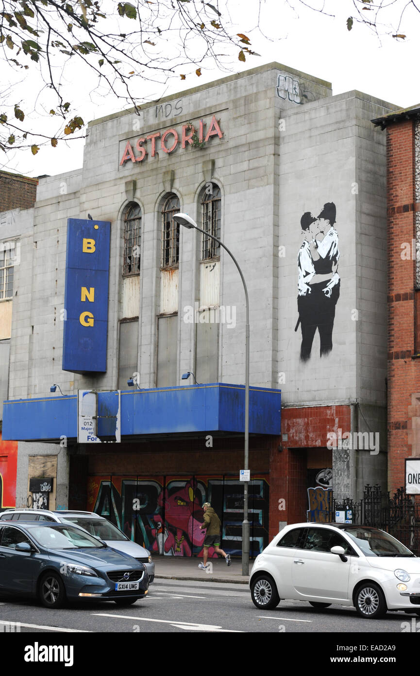 L'abandon de l'Astoria theatre fermé à Brighton qui a une grande copie de la célèbre murale Banksy Le Kissing Coppers Banque D'Images