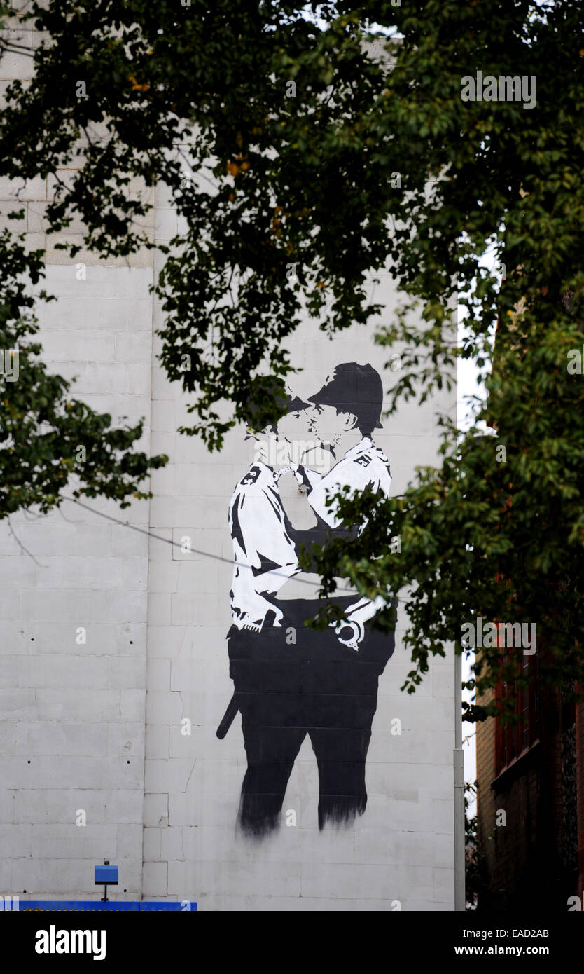 L'abandon de l'Astoria theatre fermé à Brighton qui a une grande copie de la célèbre murale Banksy Le Kissing Coppers Banque D'Images