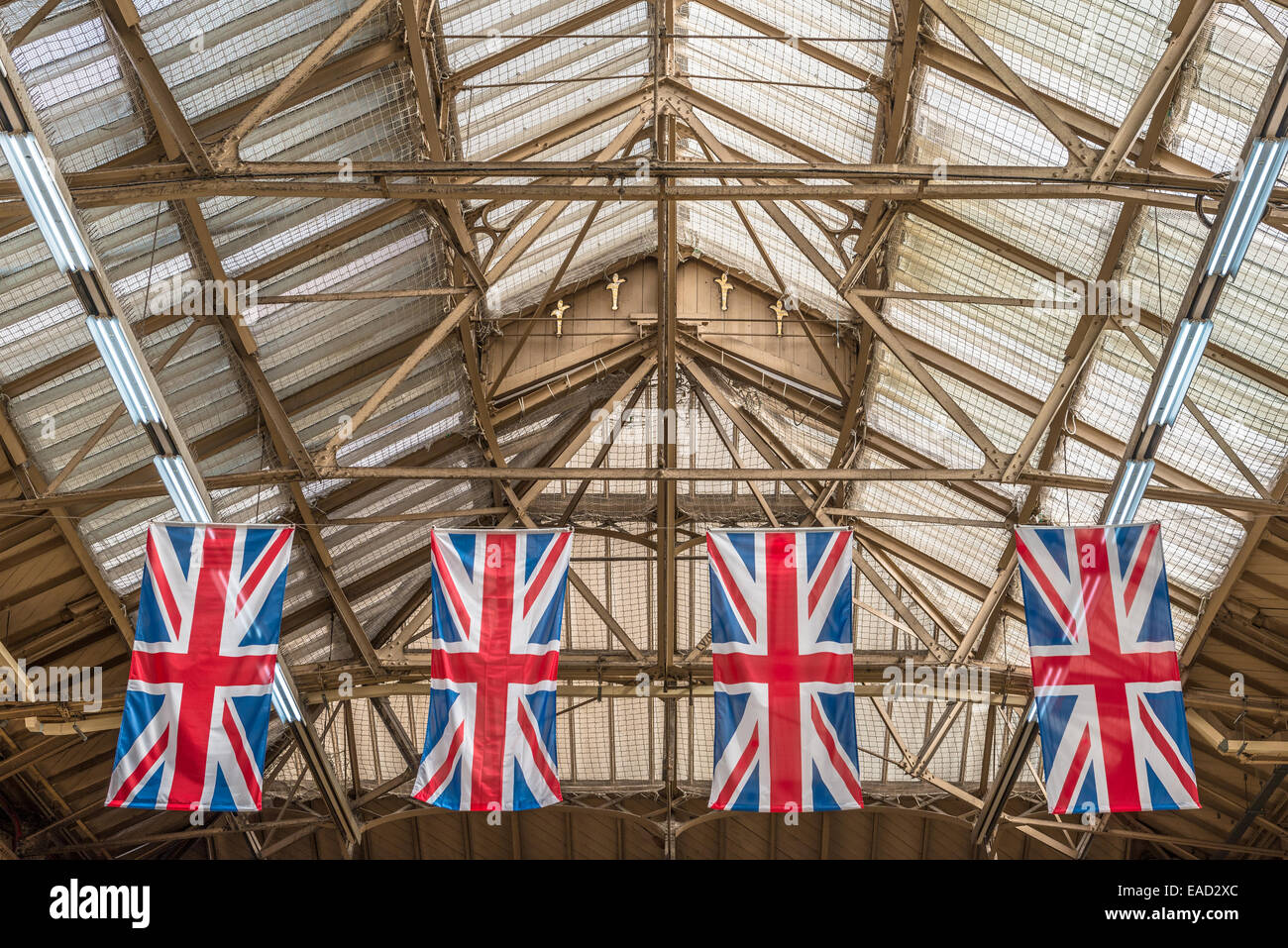 Quatre "Union Jacks' accrochées au plafond haut de la gare Victoria à Londres Banque D'Images