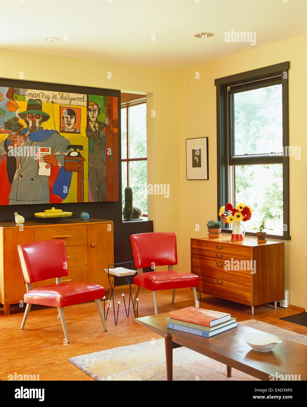 Salon avec des chaises rouges et peinture colorée Banque D'Images