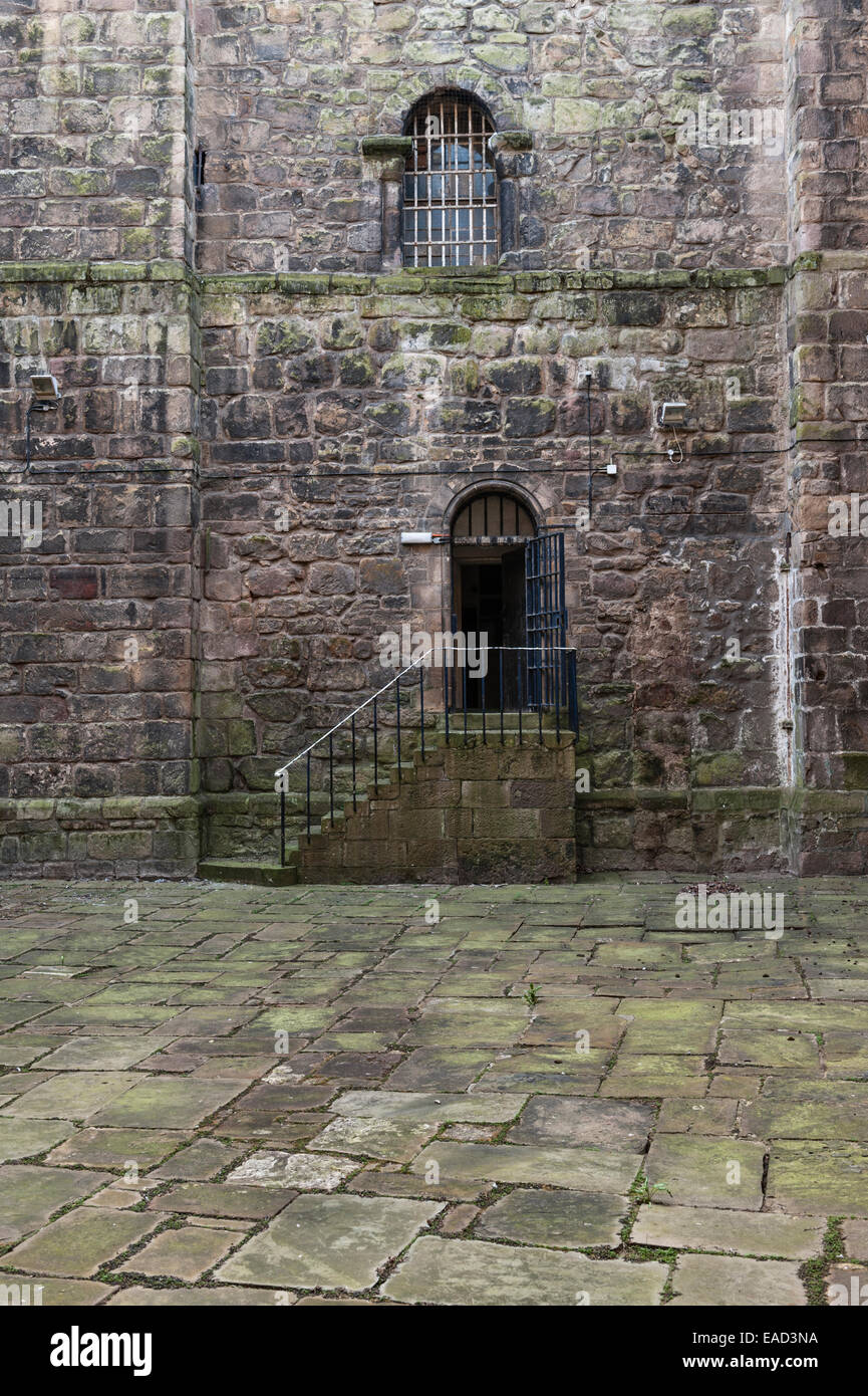 Dans l'ancienne prison du château de Lancaster, Lancashire. La cour d'exécution au pied du donjon - pendant des siècles les corps ont été enterrés sous les dalles Banque D'Images