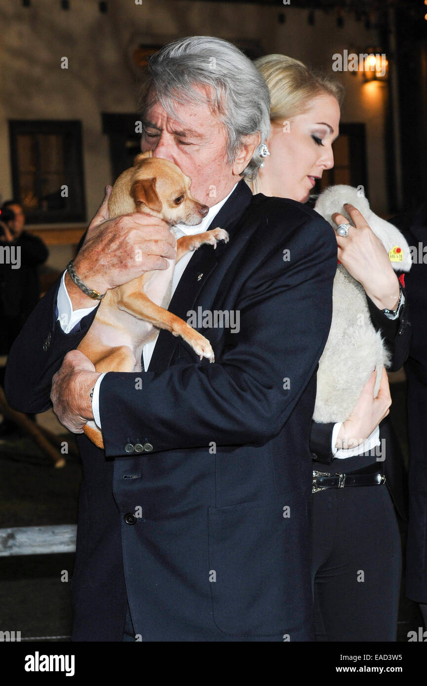 Henndorf près de Salzbourg, Autriche. 11 novembre, 2014. L'acteur français Alain Delon est titulaire d'un chien le 11 novembre 2014 à l'ouverture du marché de Noël à Aiderbichl Estate à Henndorf près de Salzbourg, Autriche. Dpa : Crédit photo alliance/Alamy Live News Banque D'Images