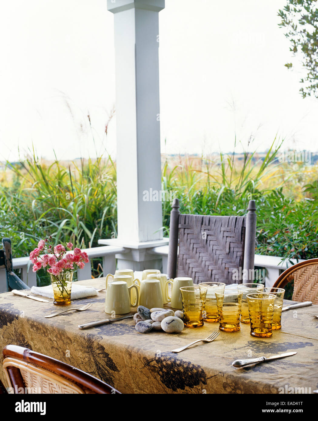 La définition d'une table sur la terrasse Banque D'Images