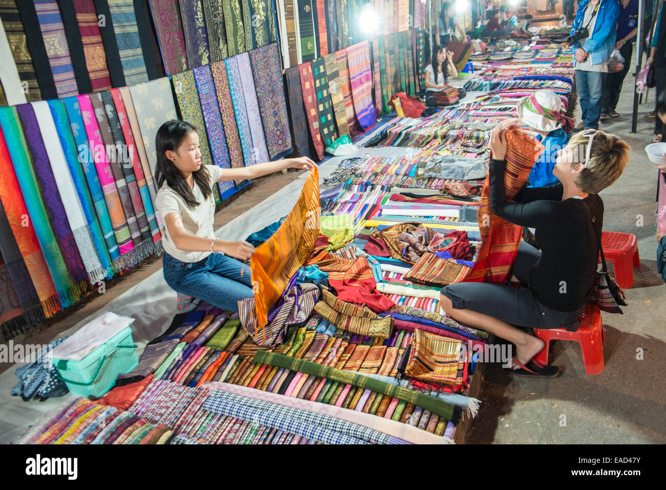 Au Marché de nuit de Luang Prabang, Luang Prabang, Laos, Asie du Sud Est, Asie, Banque D'Images