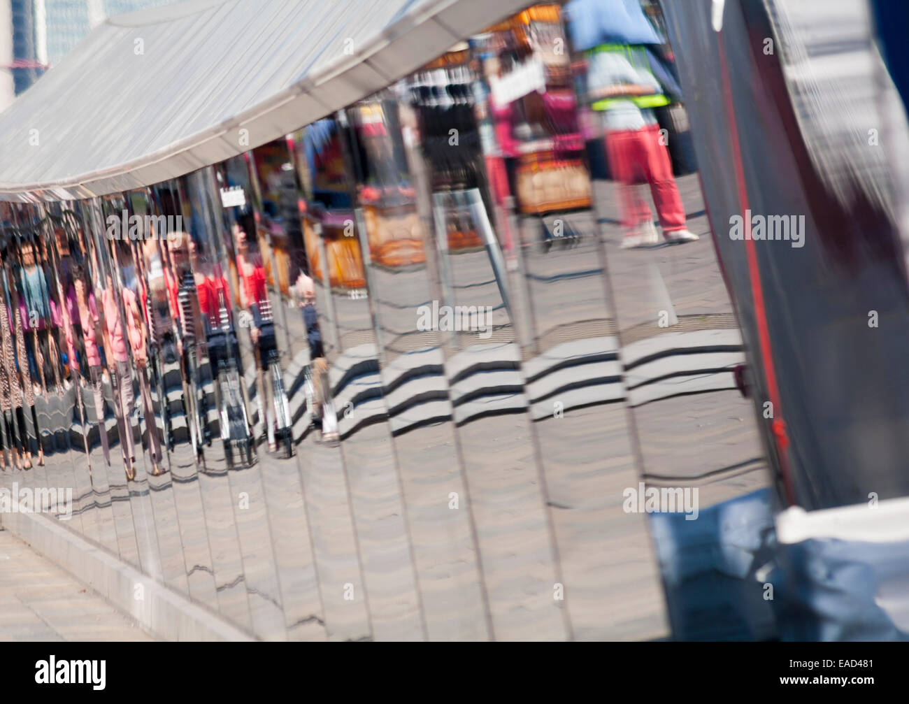 Résumé Les réflexions dans le Cutty Sark Museum de Greenwich, Londres en septembre Banque D'Images