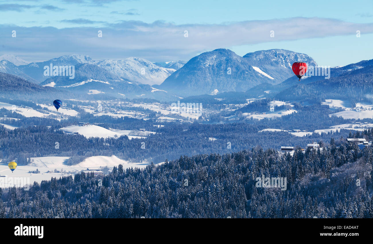 Vol en montgolfière dans la vallée de l'Inn tyrolienne abaisser, Kössen, Tyrol, Autriche Banque D'Images
