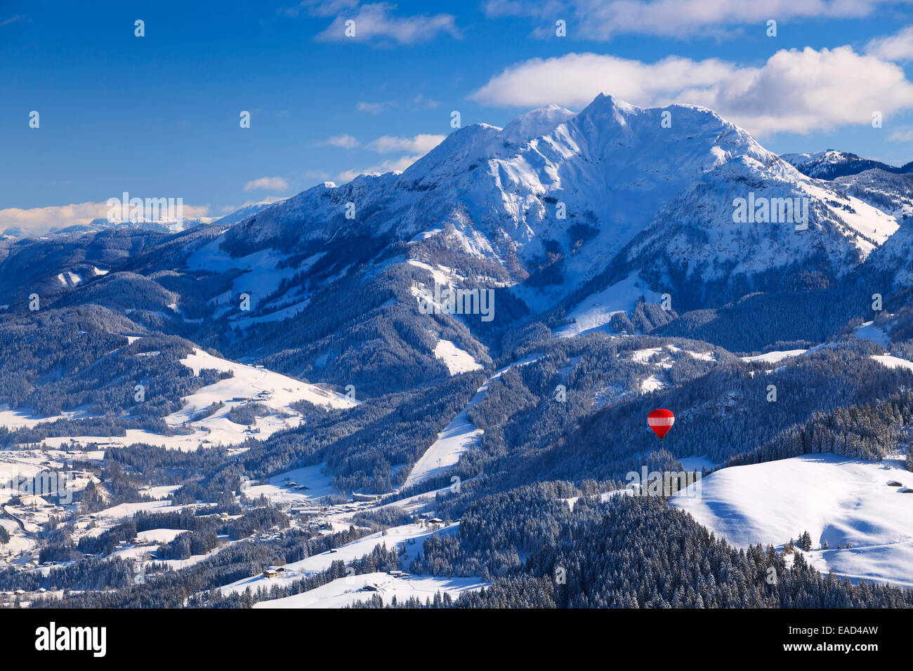 Vol en montgolfière dans la vallée de l'Inn tyrolienne descente vers St Johann, Kössen, Tyrol, Autriche Banque D'Images