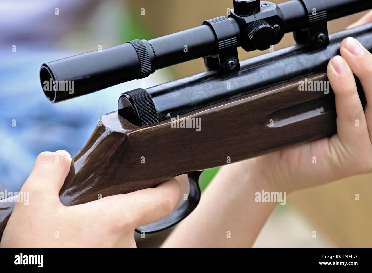 Gros plan sur les mains visant une cible avec un fusil Banque D'Images