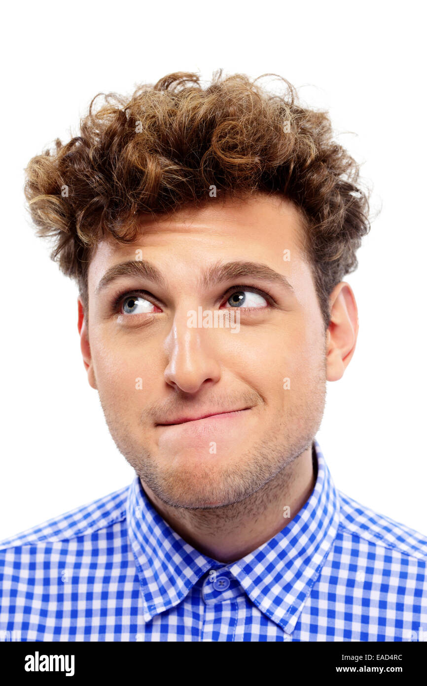 Portrait d'un drôle d'homme réfléchi avec les cheveux bouclés sur fond blanc Banque D'Images