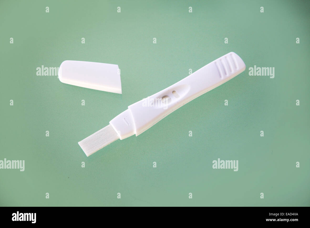 Le test de grossesse stick sur un green table top. Banque D'Images