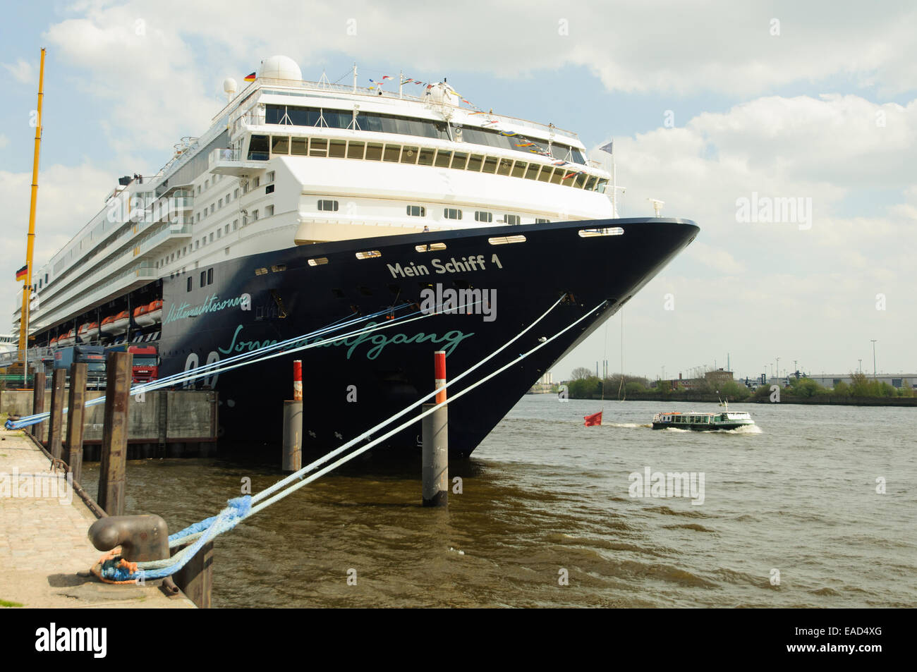 Bateau de croisière 'Mein Schiff 1' administré par TUI Cruises ancrés dans le port de Hambourg, le Centre de croisière, HafenCity, Hamburg, Hambourg Banque D'Images