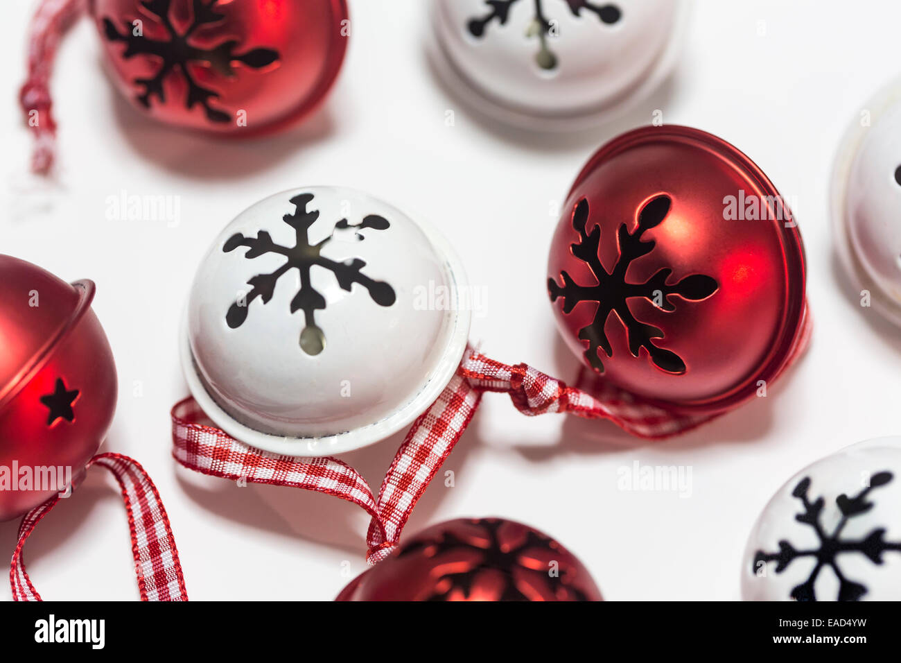 Décoration de Noël rouge et blanc cloches sur fond blanc Banque D'Images