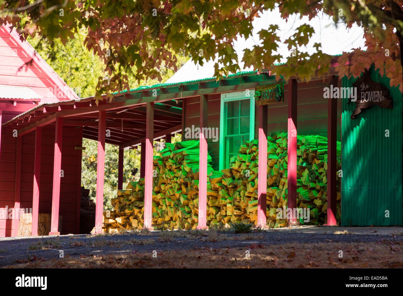 Couleurs d'automne autour d'une maison près de springville, Tule River, Californie, USA. Banque D'Images