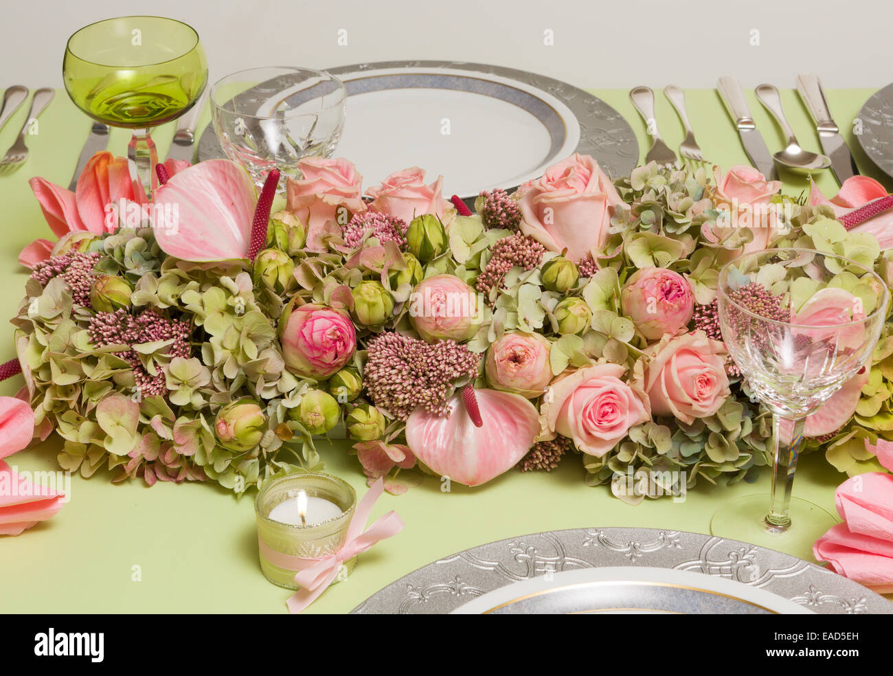 Twotone magnifique arrangement floral dans des tons de rose et vert sur une table de dîner de Noël Banque D'Images