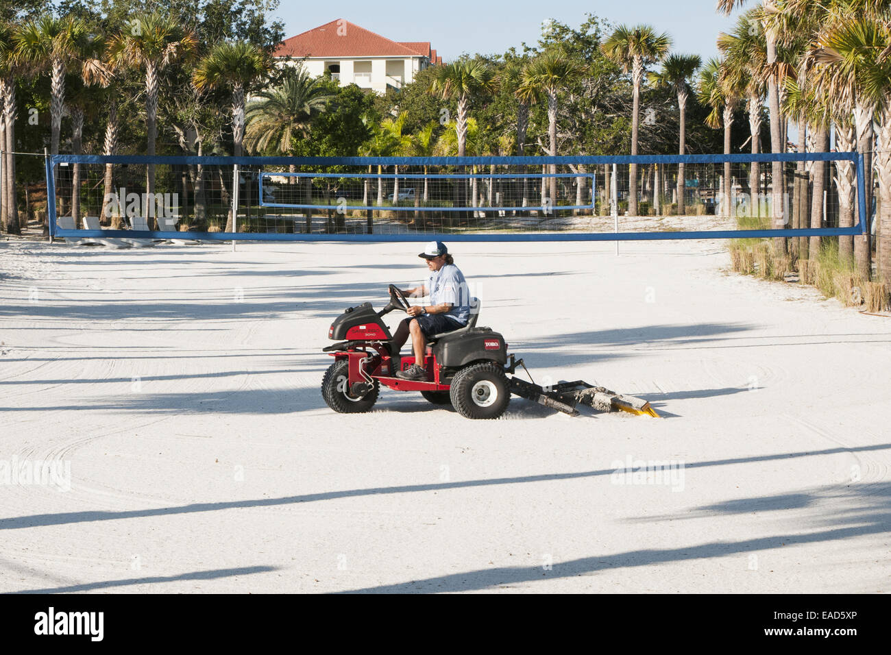 Le maintien des travailleurs de la ville de sable de volley-ball Banque D'Images