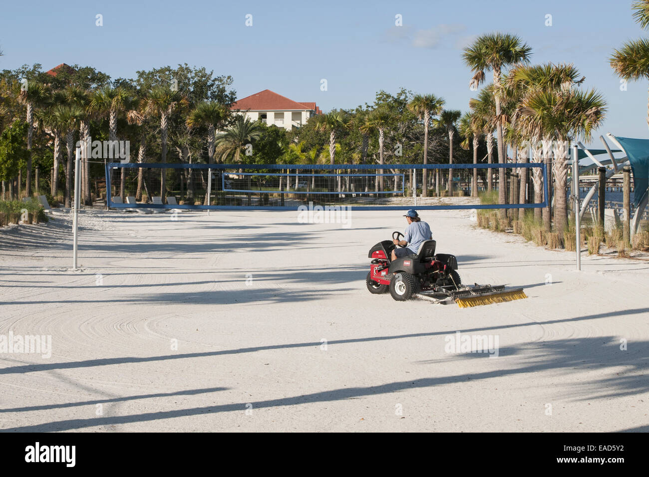 Le maintien des travailleurs de la ville de sable de volley-ball Banque D'Images