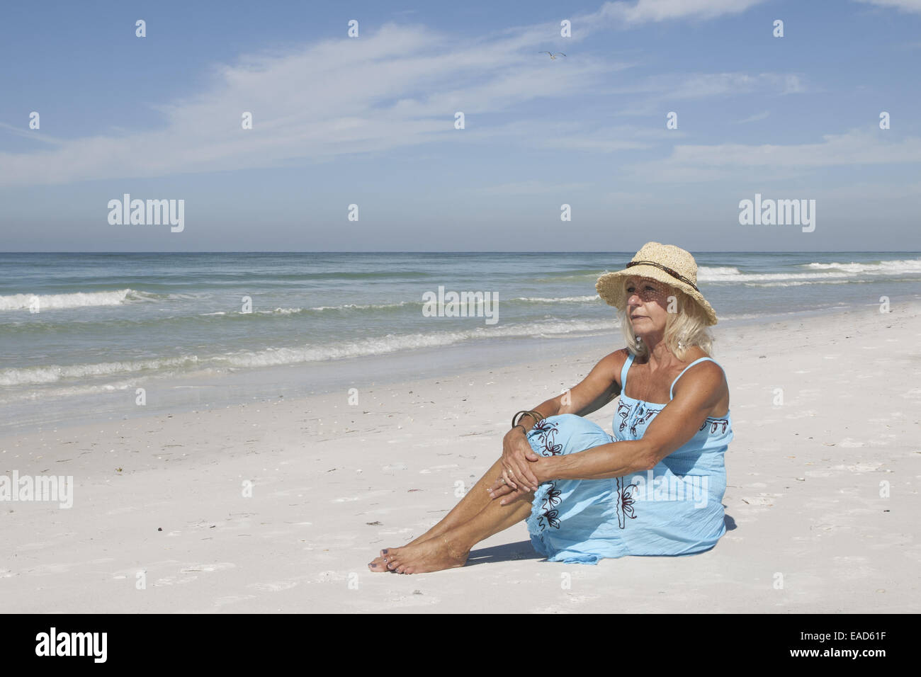 Mature Woman sitting on Coquina Beach, Anna Maria Island, Floride Banque D'Images