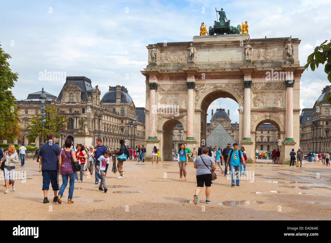 Paris, France - 7 août 2014 : les touristes à pied près de l'Arc de Triomphe (de triomphe du Carrousel) en face du musée du Louvre, Banque D'Images