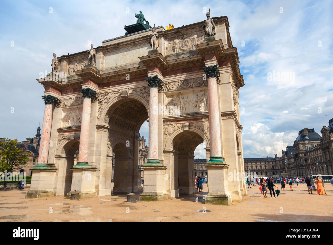 Arc de Triomphe (de triomphe du Carrousel) en face du musée du Louvre. Paris, France Banque D'Images