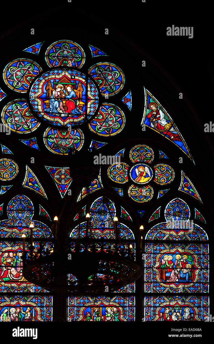 Paris, France - 11 août 2014 : Fragment de vitrail coloré à l'intérieur sombre de la cathédrale Notre Dame de Paris Banque D'Images