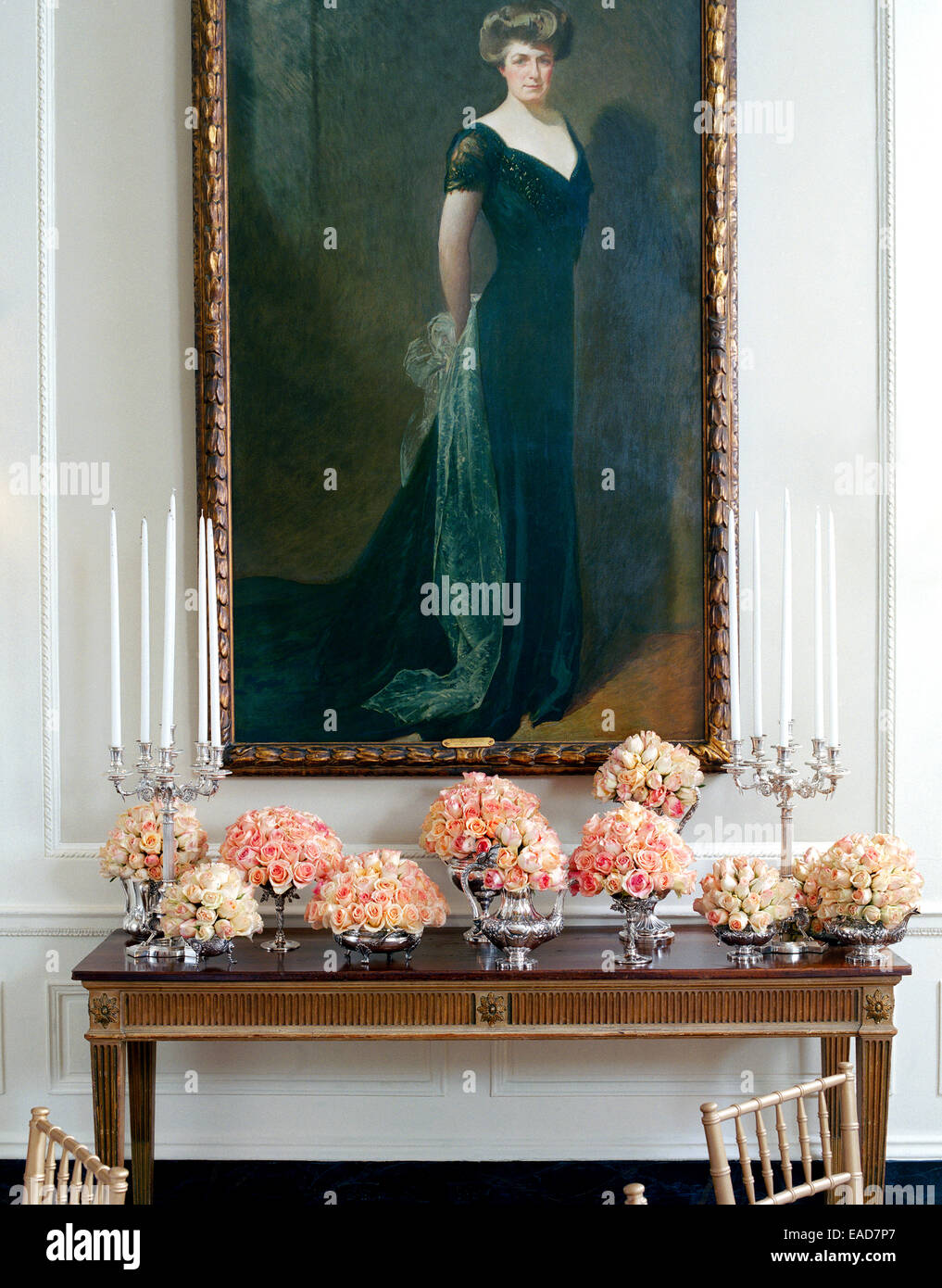 Portrait peint et bouquet de fleurs sur la table Banque D'Images