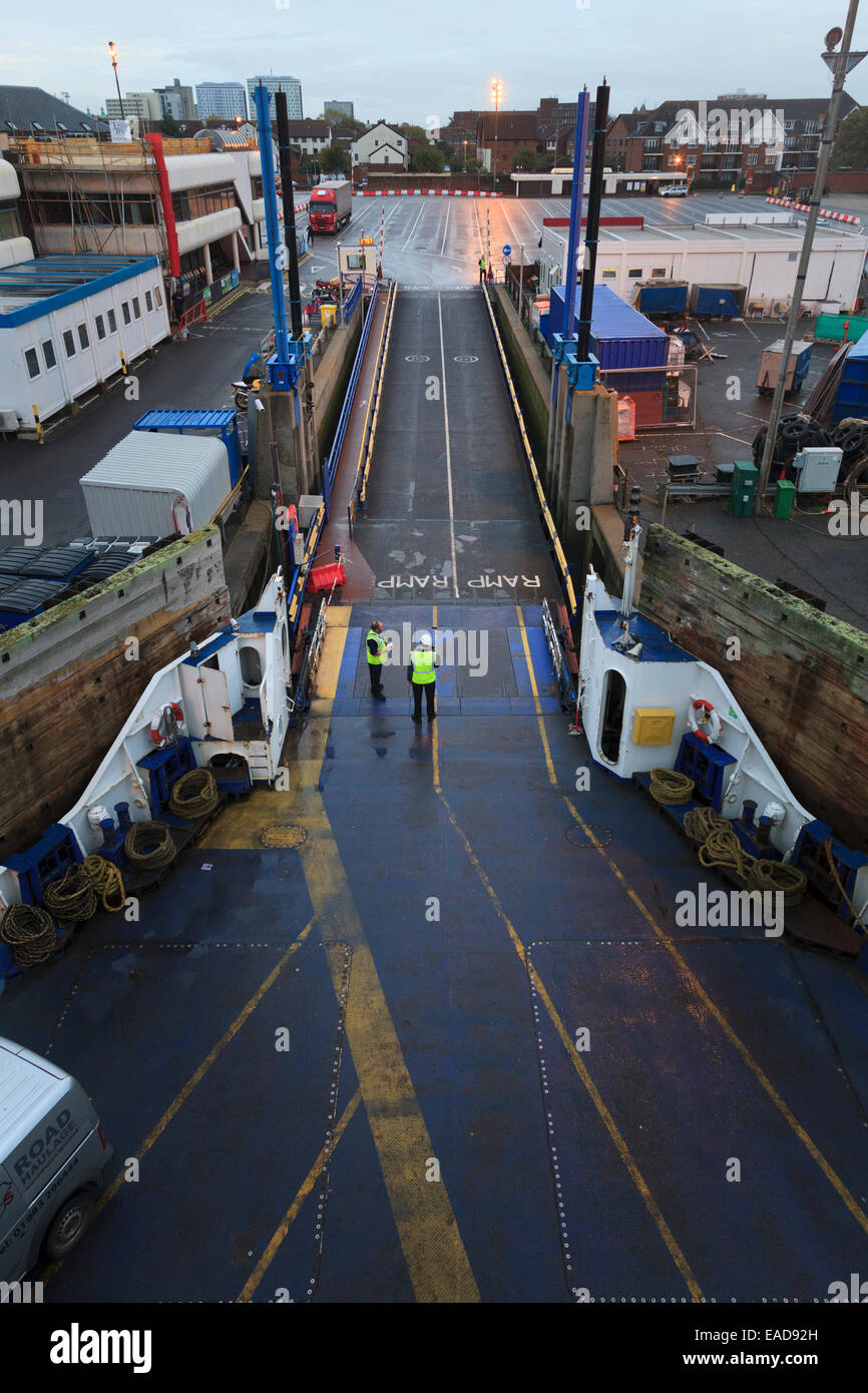 Chargement du car-ferry tôt le matin pour l'île de Wight Banque D'Images