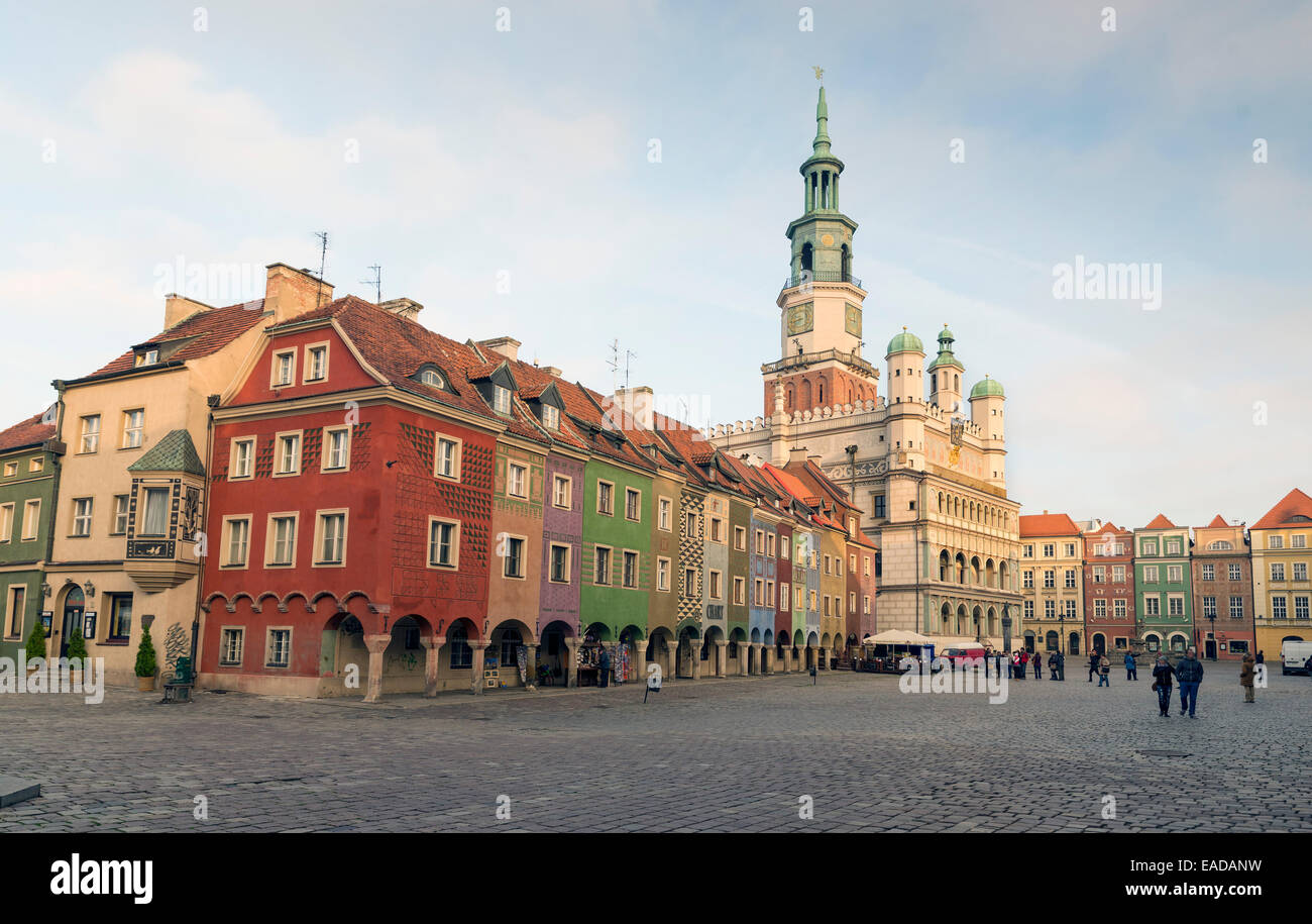 POZNAN, Pologne - 24 octobre 2014 : maisons anciennes colorées tenement et ancienne mairie en place du Vieux Marché, Poznan, Pologne Banque D'Images
