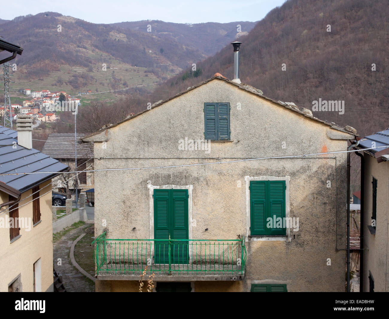 Maison avec des volets verts dans les petits village de montagne italien Banque D'Images