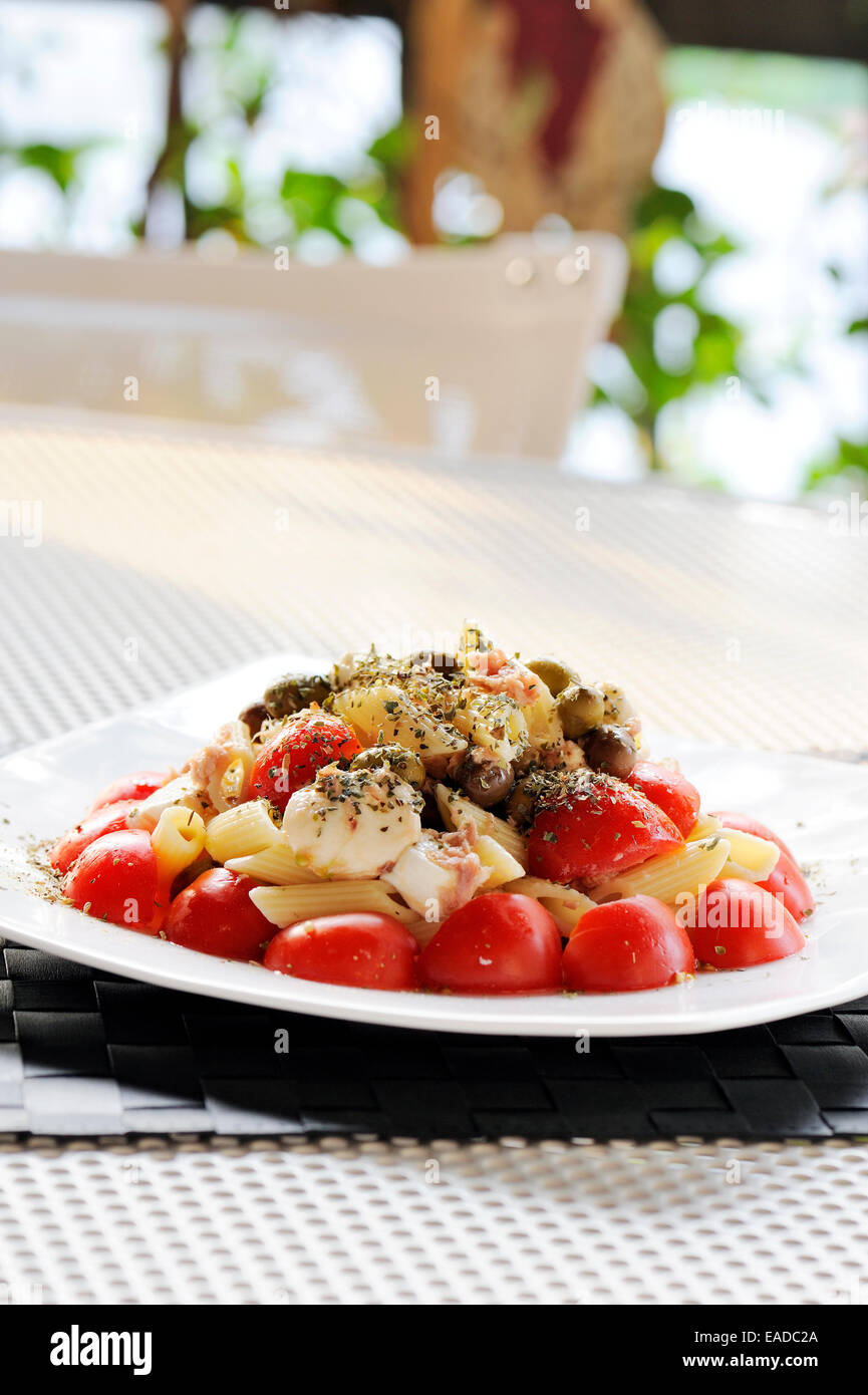 Salade de tomates, mozzarella et olive sur set de table en terrasse Banque D'Images