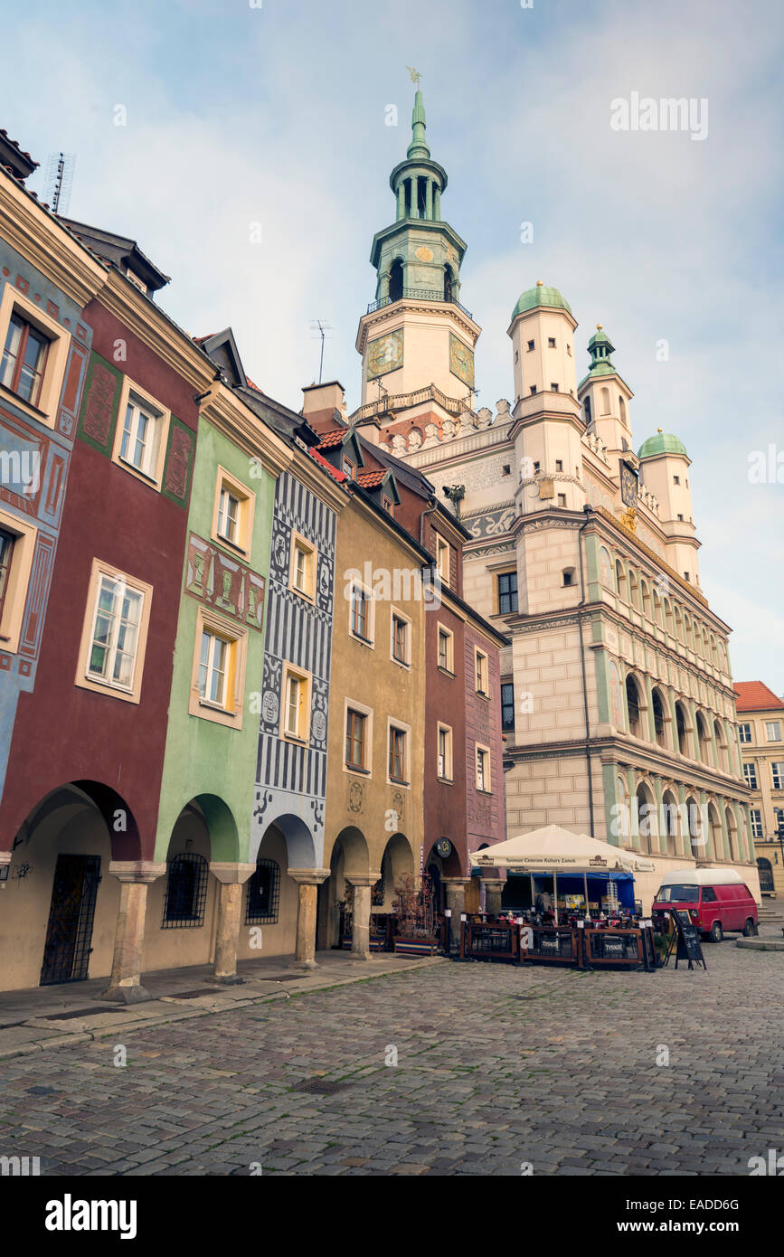 POZNAN, Pologne - 24 octobre 2014 : maisons anciennes colorées tenement et ancienne mairie en place du Vieux Marché, Poznan, Pologne Banque D'Images