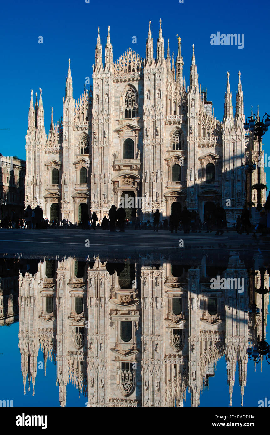 L'Italie, Lombardie, Milan, Piazza Duomo, de la Cathédrale Duomo Banque D'Images