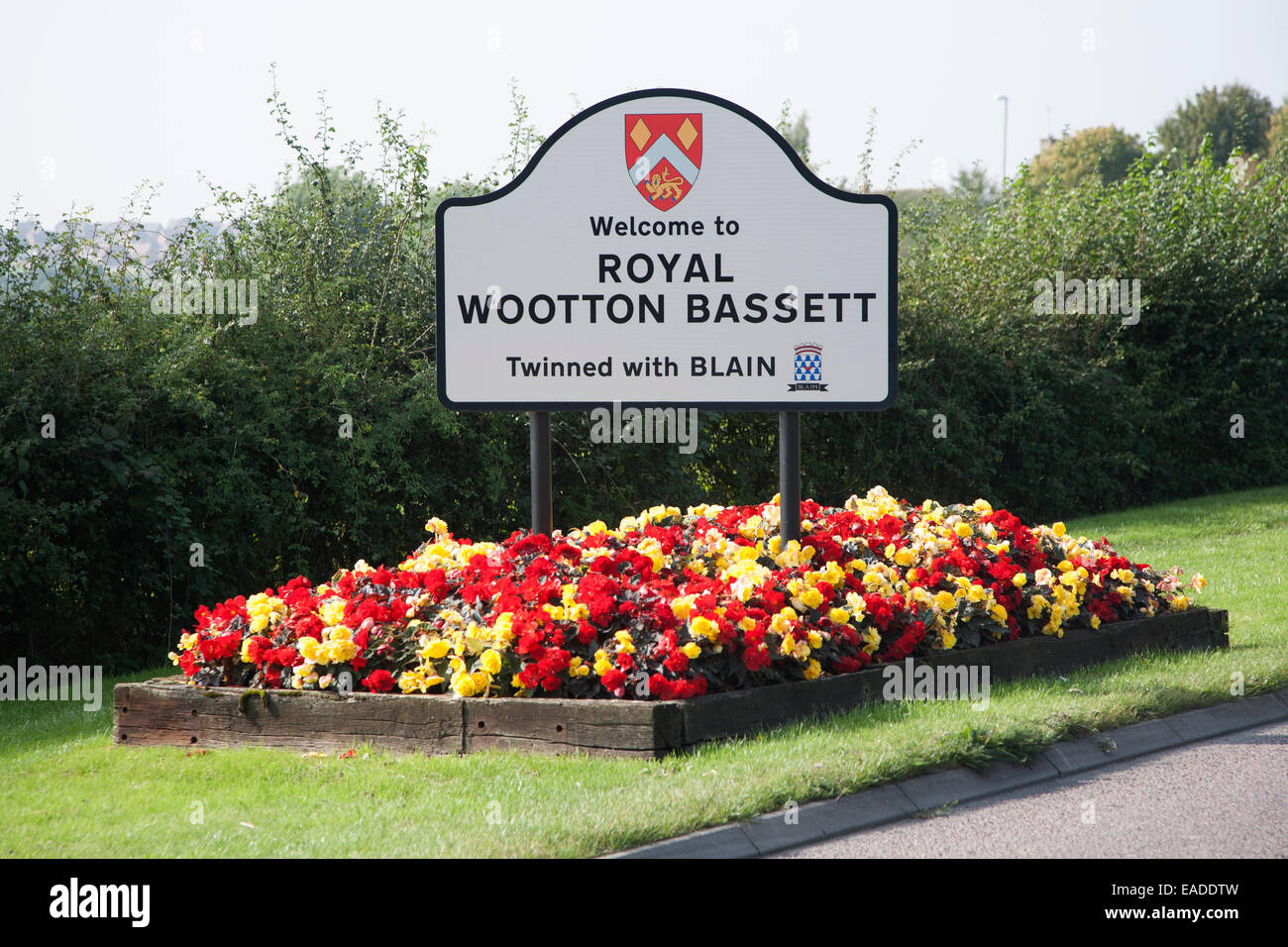 Panneau de bienvenue pour Royal Wootton Basett accordée du patronage royal en 2011, Wiltshire, Angleterre, Royaume-Uni Banque D'Images