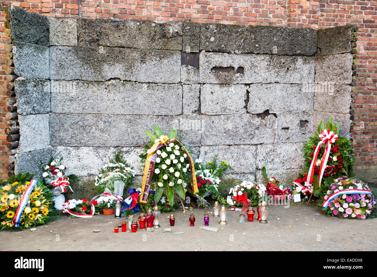 AUSCHWITZ, Pologne - 25 octobre 2014 : le mémorial de la mort mur dans le camp de concentration d'Auschwitz à Oswiecim, Pologne. Banque D'Images